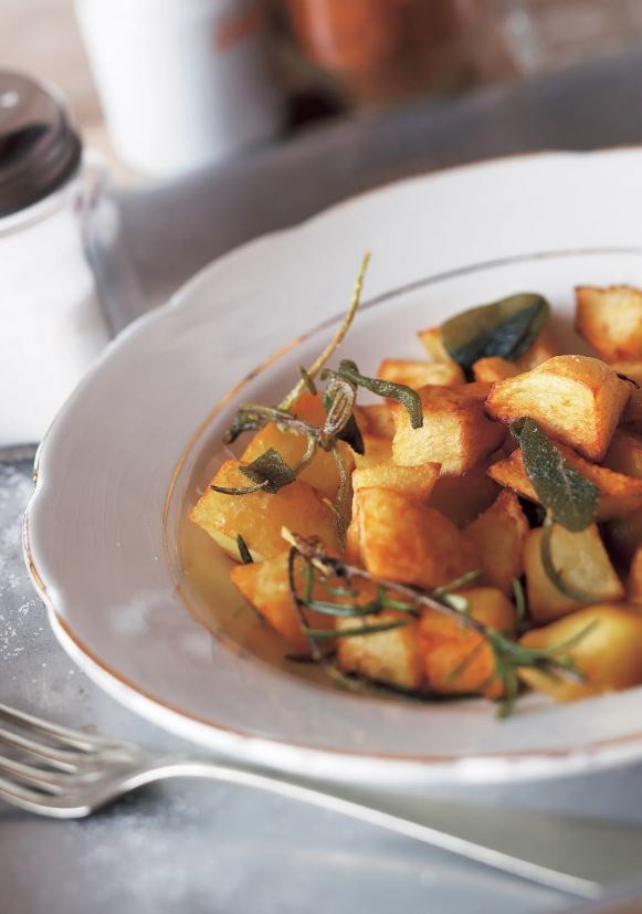 Pan-fried potatoes / chips with rosemary and sage