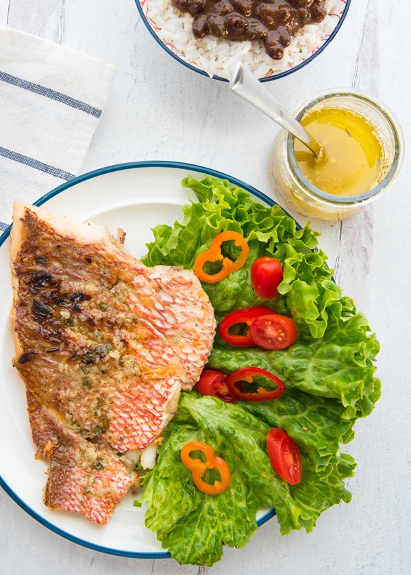 Pan fried red snapper in garlic sauce (Chillo al ajillo)