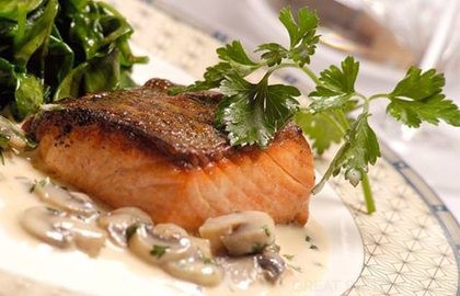 Pan-fried salmon with mushroom sauce