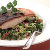 Pan-fried salmon with peas, lettuce and bacon