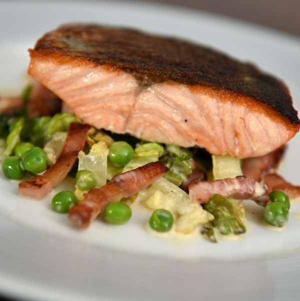 Pan-fried salmon with peas, lettuce and pancetta