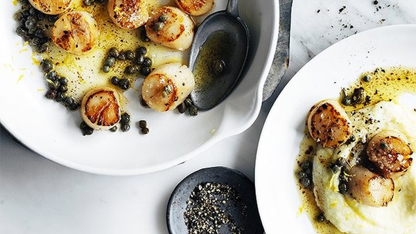 Pan-fried scallops with cauliflower purée, capers and lemon 