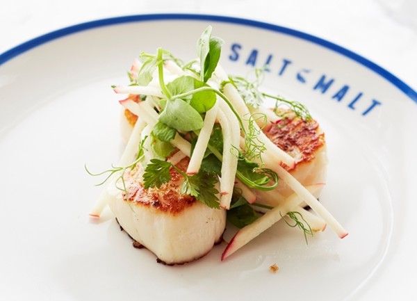 Pan-fried scallops with fresh apple salad