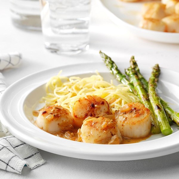 Pan-fried scallops with white wine reduction