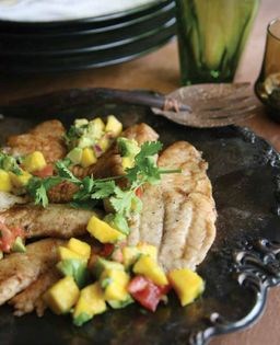 Pan-fried tilapia with mango and avocado salsa (Tilapia con salsa de mango y aguacate)