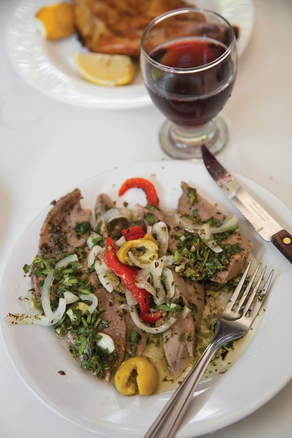 Pan-fried veal cutlets with herb tomato sauce (Chuletas de ternera al sartén con salsa de tomate y hierbas)