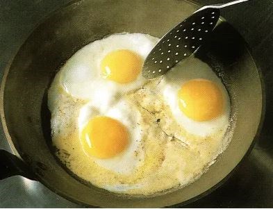 Pan-frying eggs