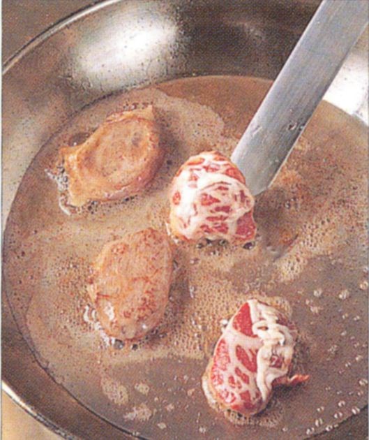 Pan-frying lamb in caul