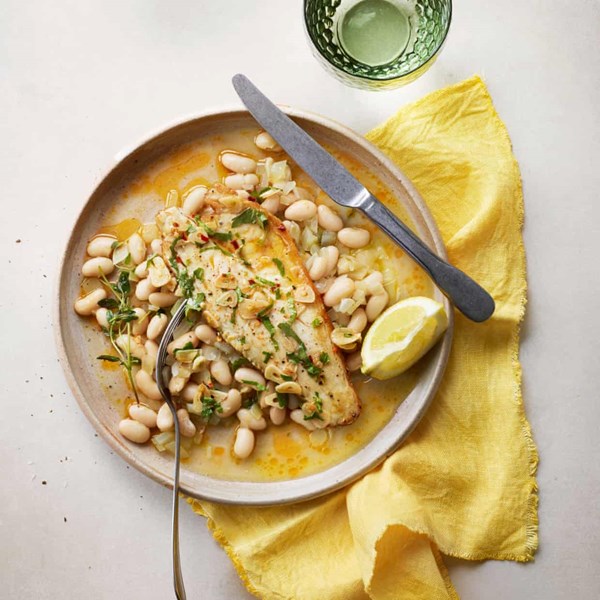 Pan-grilled fish with garlic, vinegar and chilli