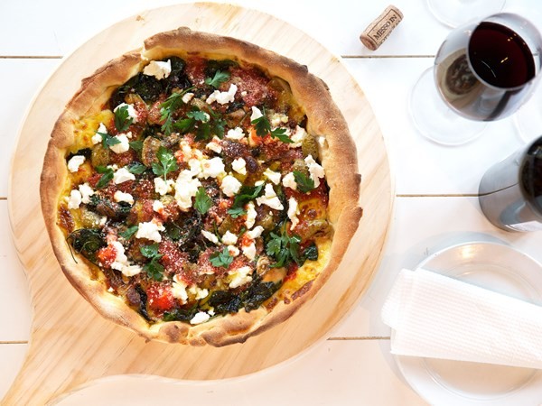 Pan pizza with spinach, radicchio, green olives & goat's cheese