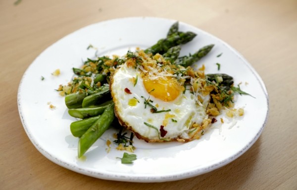 Pan-roasted asparagus with crispy fried egg