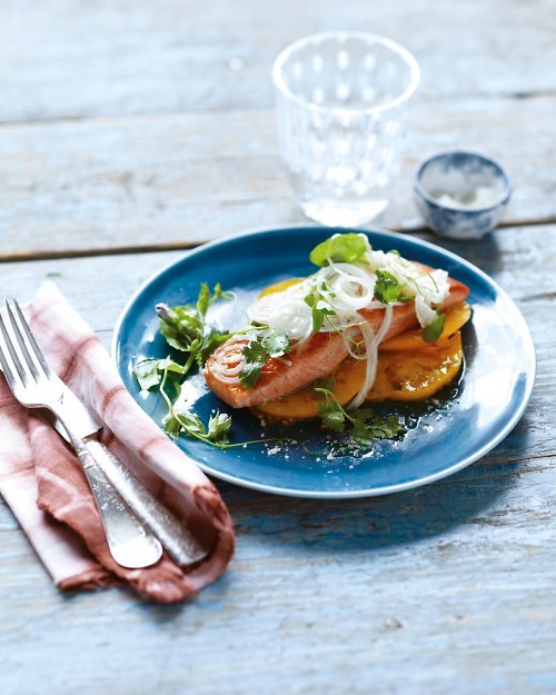 Pan-roasted salmon with fresh onion and fennel salad