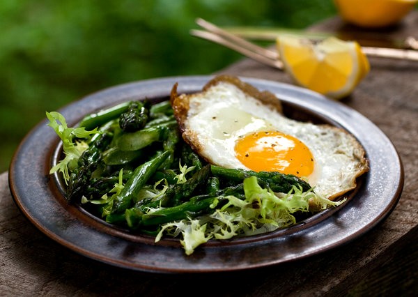Pan-seared asparagus salad with frisée and fried egg