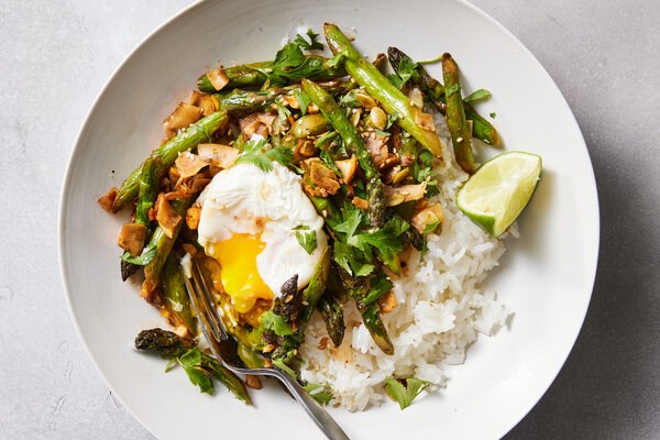 Pan-seared asparagus with cashews 