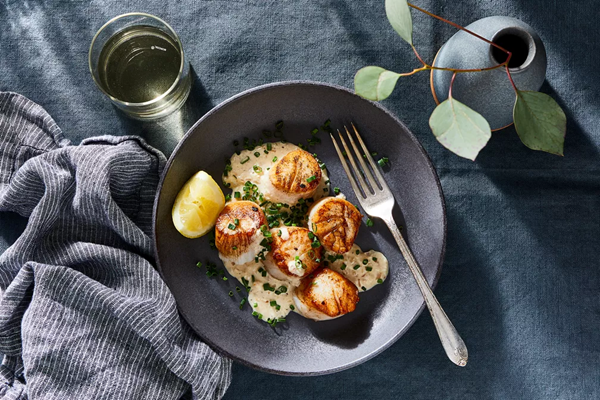 Pan-seared scallops with horseradish cream sauce