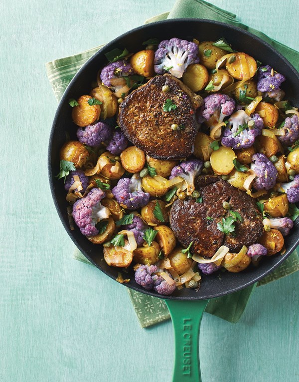 Pan-seared steak with potatoes, cauliflower & leeks