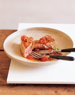 Pan-seared tuna with fresh tomato and bay leaves (Tonno fresco al pomodoro e alloro)