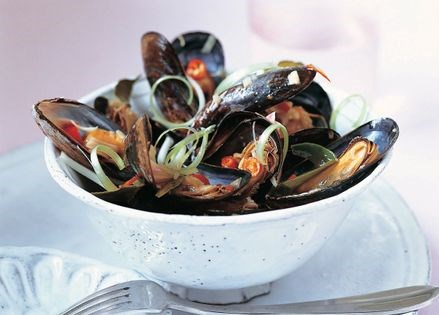 Pan-steamed mussels with Thai herbs