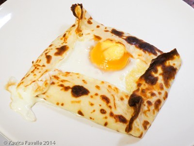 Pancakes cheese, ham & chilli jam