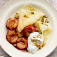 Pancakes with brown sugar-roast plums 