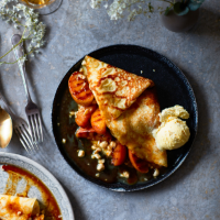 Pancakes with griddled apples and hazelnuts