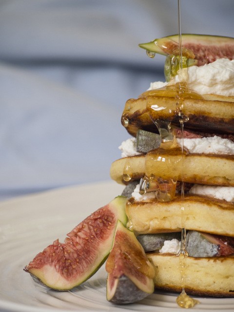 Pancakes with ricotta, honey and figs