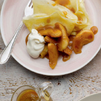 Pancakes with sautéed apples with toffee sauce