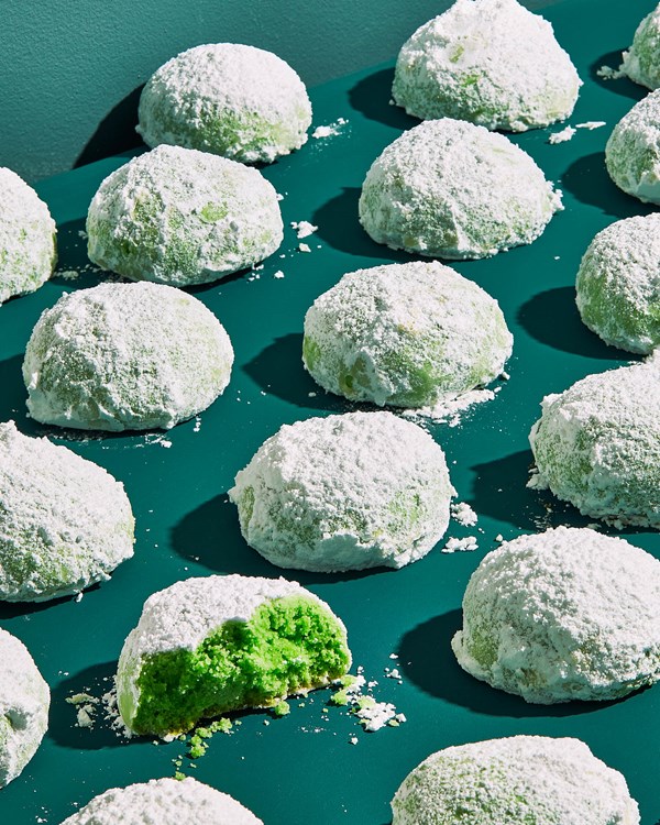 Pandan-flavored "snow white" cookies (Putri salju)