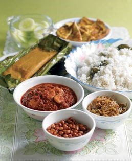 Pandan-flavoured coconut rice served with crispy anchovies and omelette (Nasi lemak)