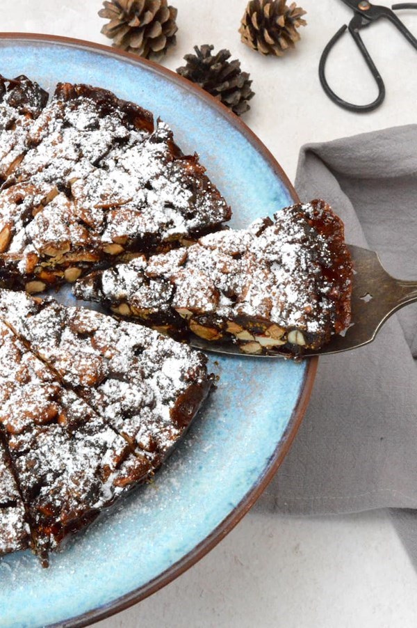 Panforte: almonds, hazelnuts, figs and apricots