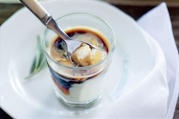 Panna cotta affogato