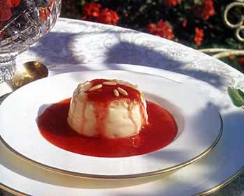 Panna cotta with strawberry-vin santo sauce (Panna cotta con salsa di fragole al vin santo)
