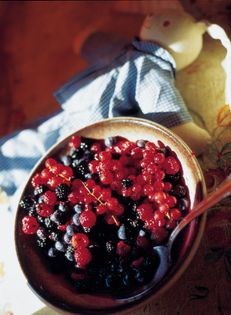 Pannacotta with mixed berry salad (Pannacotta con frutti di bosco)