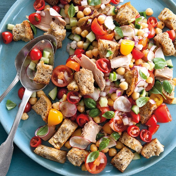 Panzanella salad with tomatoes, chickpeas & tuna