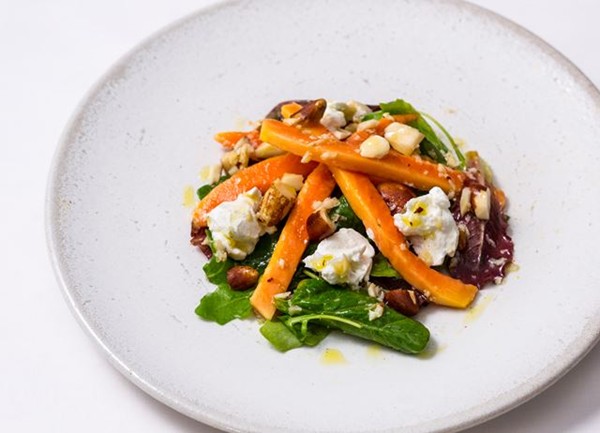 Papaya salad with goat's cheese and Brazil nut dressing