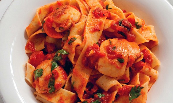 Pappardelle with sea scallops (Pappardelle alle cappesante)