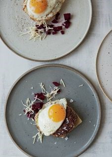 Parisian steak with fried egg and pickled beetroot [beet] (Pariserbøf)