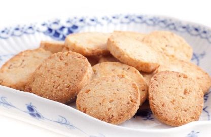 Parmesan biscuits with bacon and yeast flakes