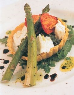 Parmesan tartlets with roasted tomatoes, pesto and asparagus