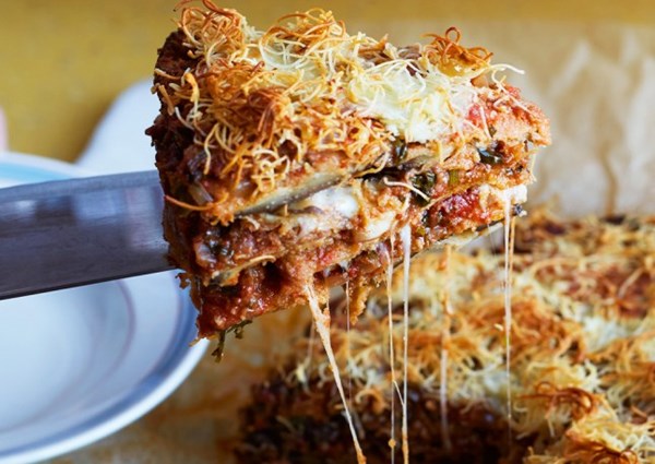 Parmigiana pie with tomato sauce