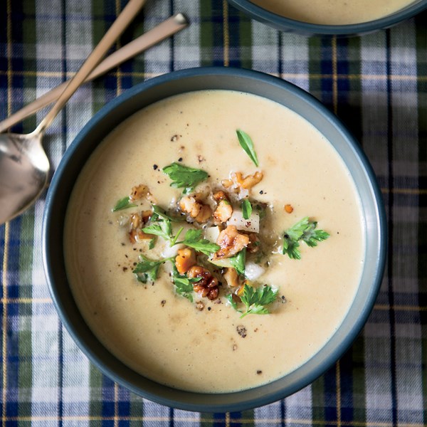 Parsnip soup with apples and walnuts