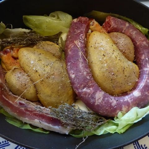 Partridges braised on a bed of cabbage (Les perdrix aux choux)