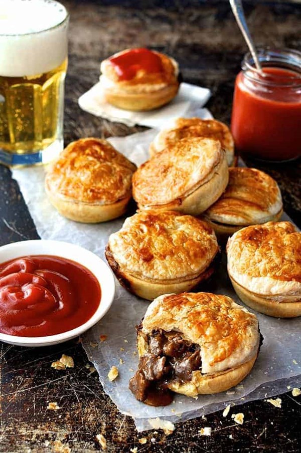 Party pies (Aussie mini beef pies)