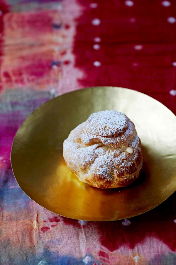 Passion fruit cream puffs