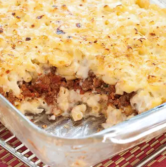 Pasta and ground lamb casserole (Pastitsio)