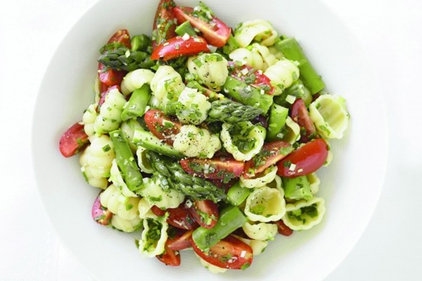 Pasta, asparagus and marinated tomato salad