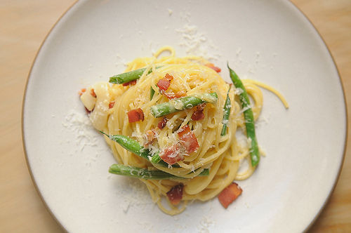 Pasta carbonara with fresh green beans