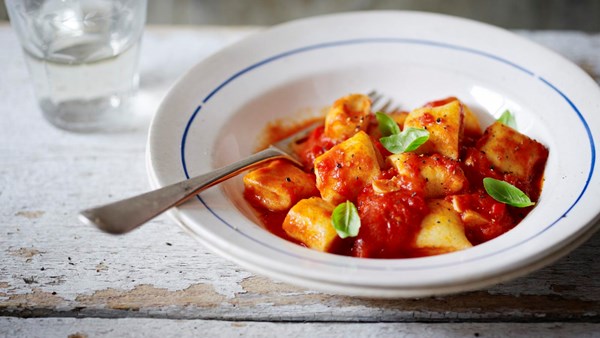 Pasta dumplings served with fresh tomato and basil sauce (Ndundari con salsa fresca di pomodoro e basilico)