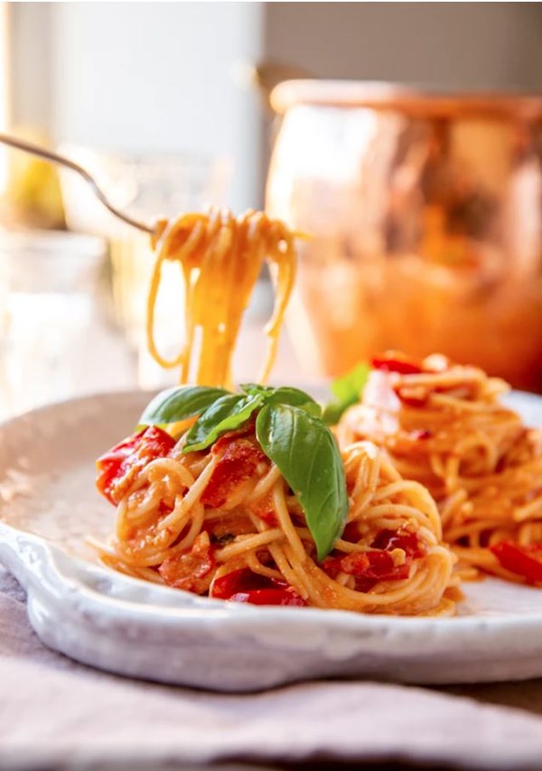 Pasta for two with fresh tomatoes and cheese (The cobbler's wife)