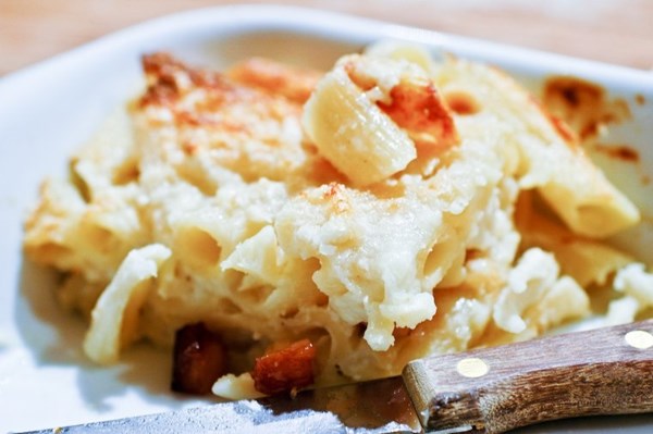 Pasta gratin with hazelnuts and lardons (Gratin de pâtes, noisettes et lardons)